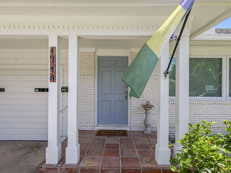 1714 N Palmway — Photo 2