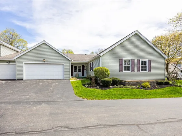 18 Braintree Cres, Penfield, NY 14526