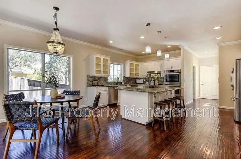 4 bed, 4.0 bath, 3570 sqft, $5,100 — Photo 4
