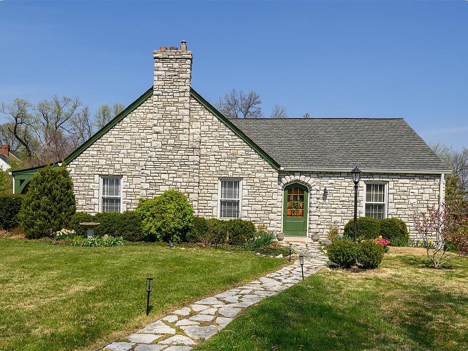 1st image of 961 Surrey Ln