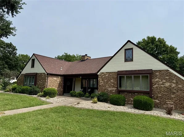 408 Country Club Dr, Red Bud, IL 62278