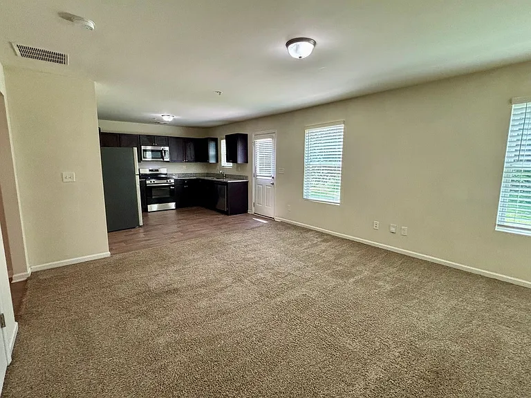 629 Carlton Pointe Dr — Photo 2