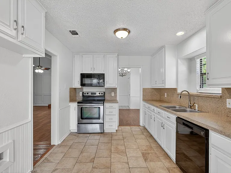 2403 Ridgevalley Dr — Photo 3