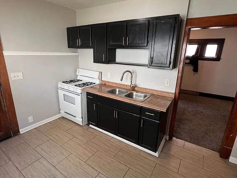 15403 School Ave — Photo 3