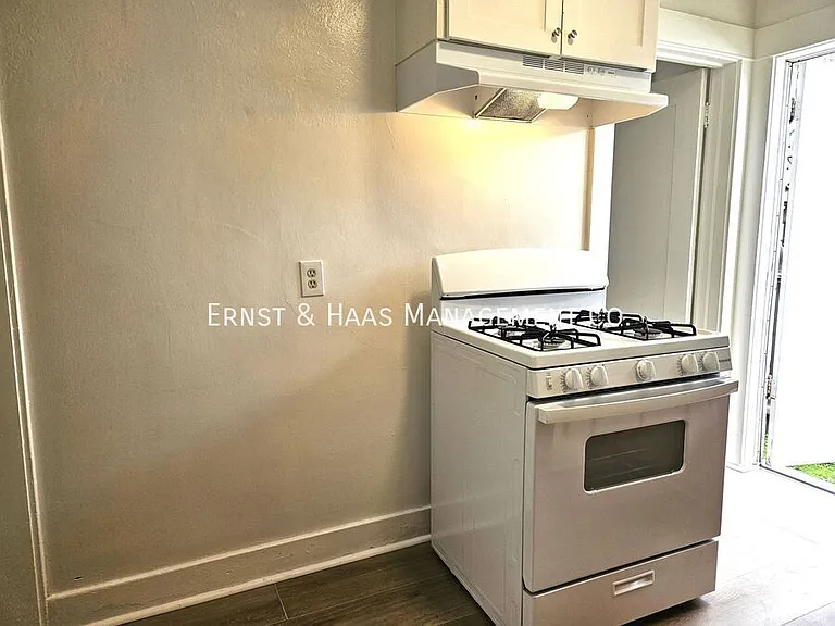 1145 Linden Ave — Photo 7