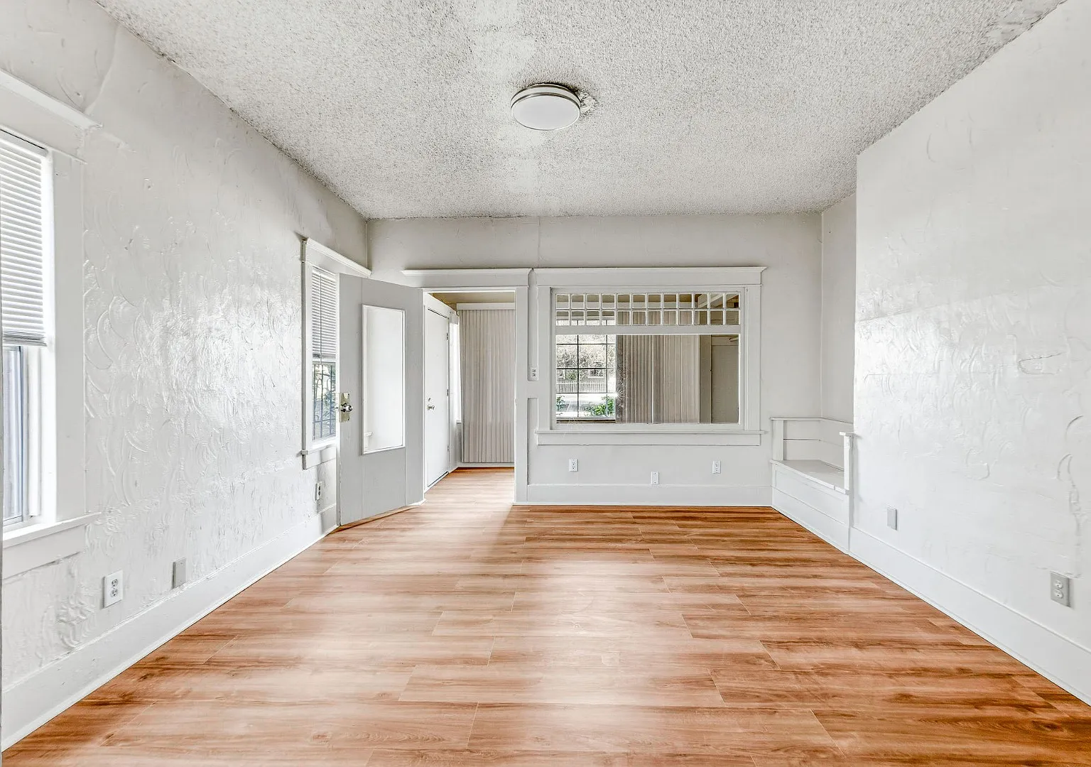 Spacious 1BR + 2.5BA Near USC and DTLA | First Floor Unit — Photo 4
