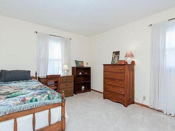 5th image of 304 Sussex Dr NE