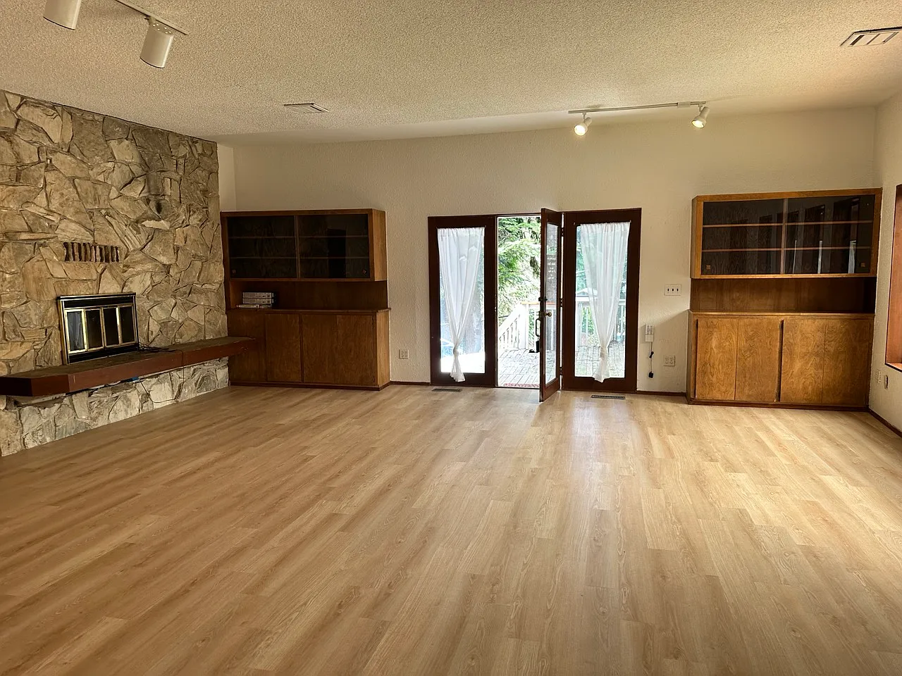 2 bed, 2.5 bath, 2000 sqft, $1,995 — Photo 2