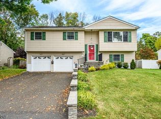 10 Bonnie Brook Ter, Middlesex, NJ 08846