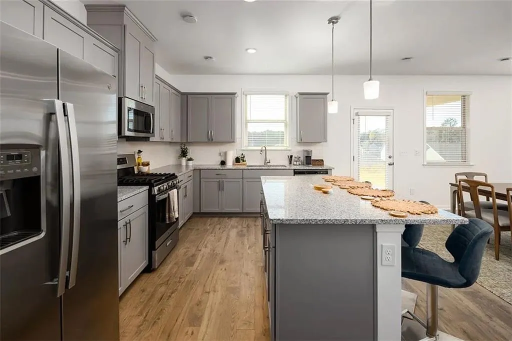 4 bed, 2.5 bath, 2486 sqft, $2,795 — Photo 4