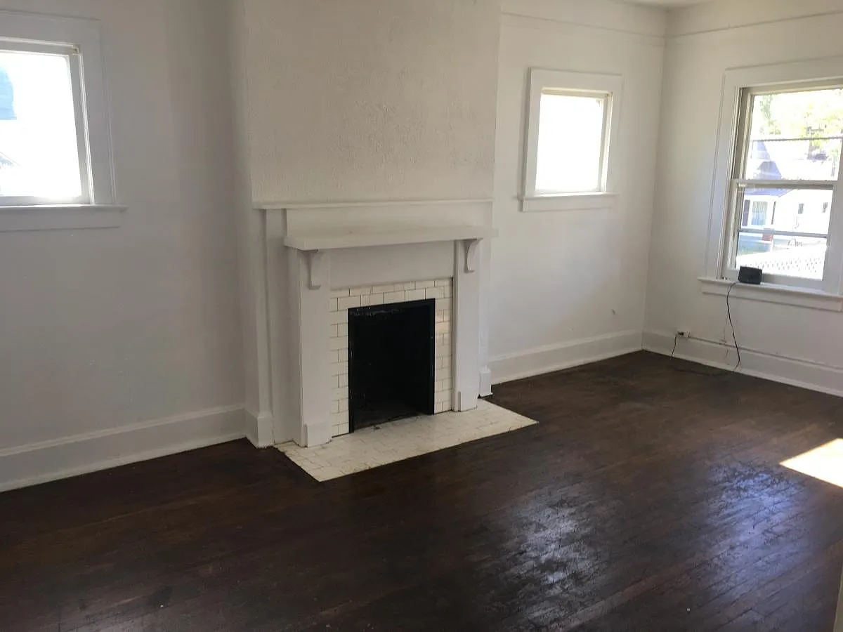 299 E Loudon Avenue — Photo 1