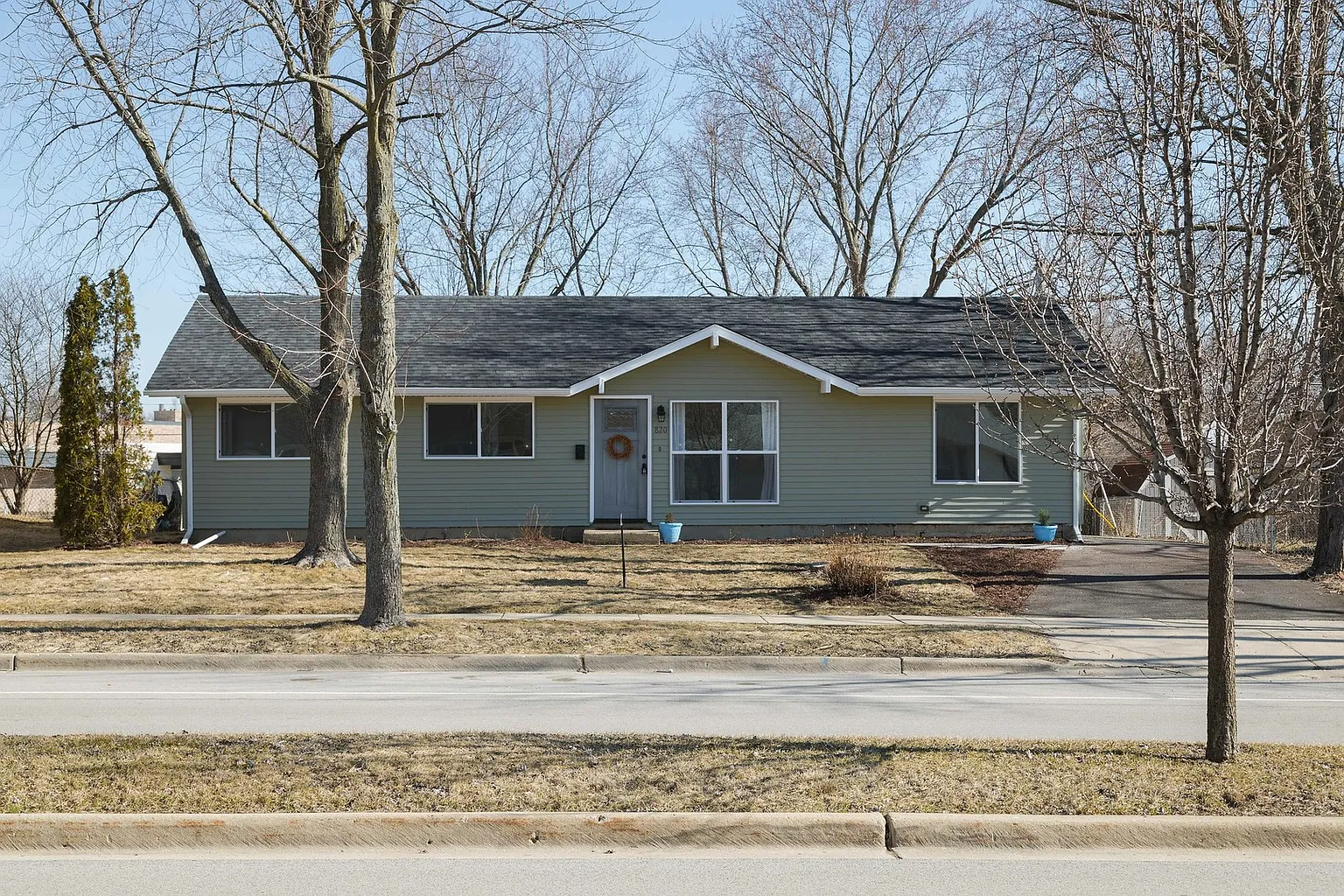 820 E Streamwood Blvd photo 1