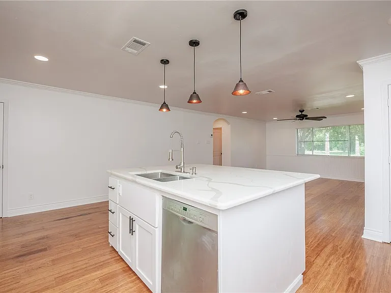830 Crestview Dr — Photo 11