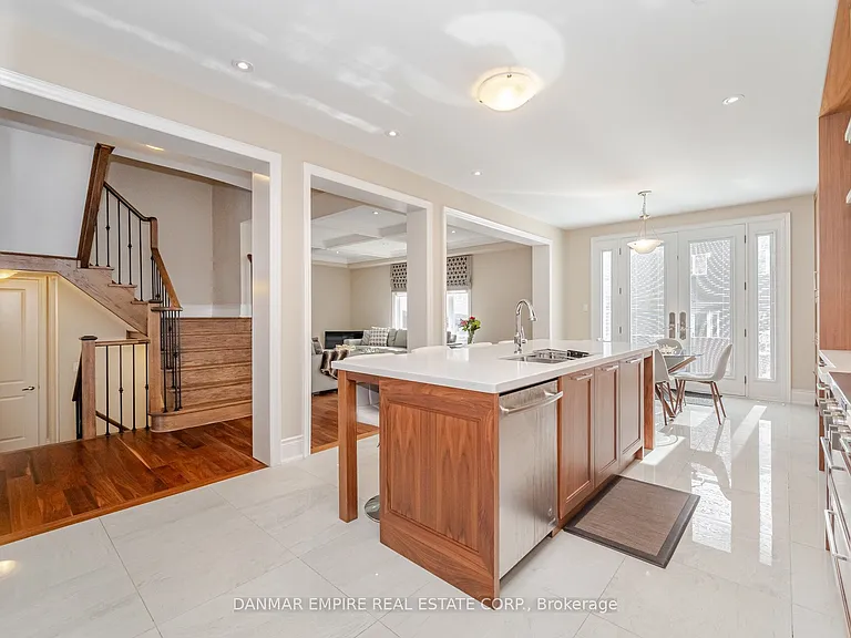 2118 Vineland Cres — Photo 13