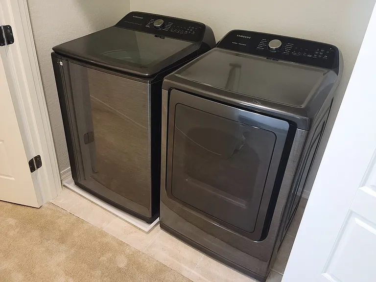 Full washer/dryer on 3rd floor