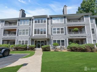 911 Meadow Ct, Helmetta, NJ 08828