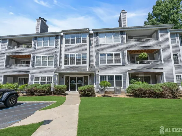 911 Meadow Ct, Helmetta, NJ 08828
