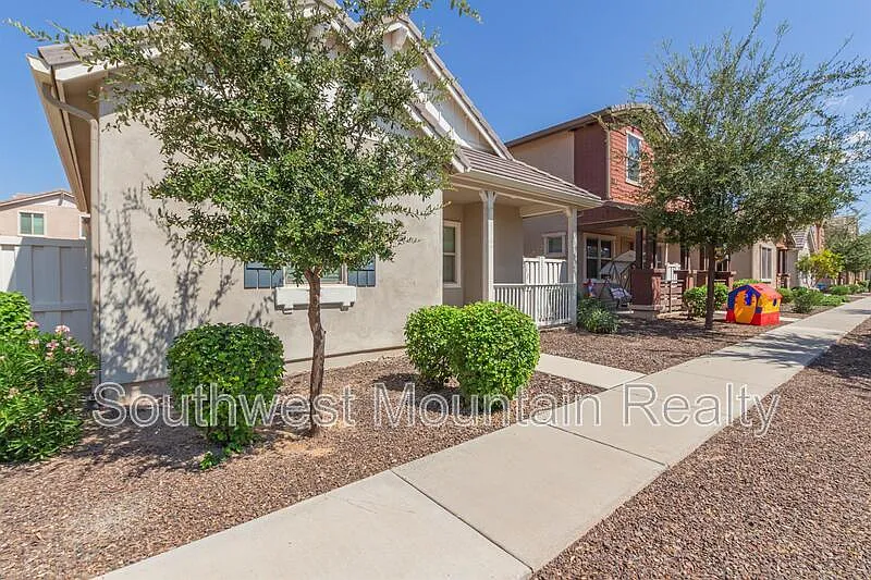 3 bed, 2.0 bath, 1618 sqft, $2,295 — Photo 2