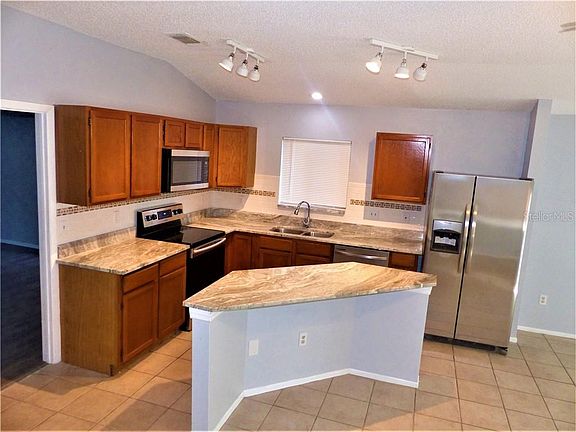 3rd image of 672 Holbrook Cir