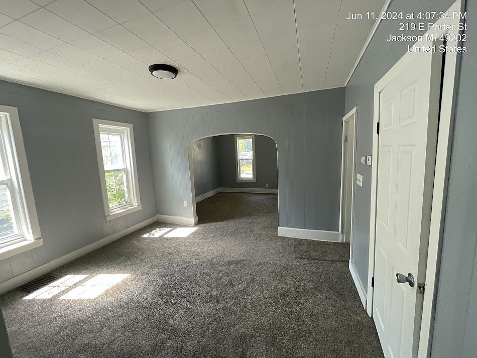 2nd image of 219 E Porter St