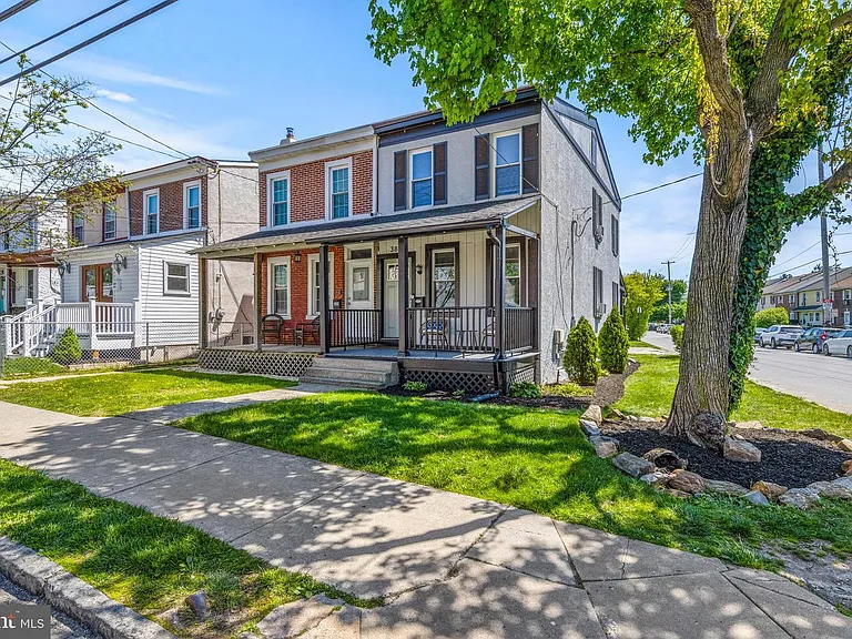 386 E Nields St — Photo 2