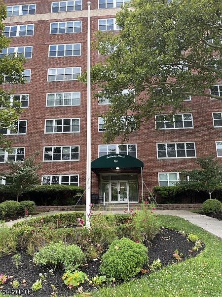 1st image of 926 Bloomfield Ave #8K