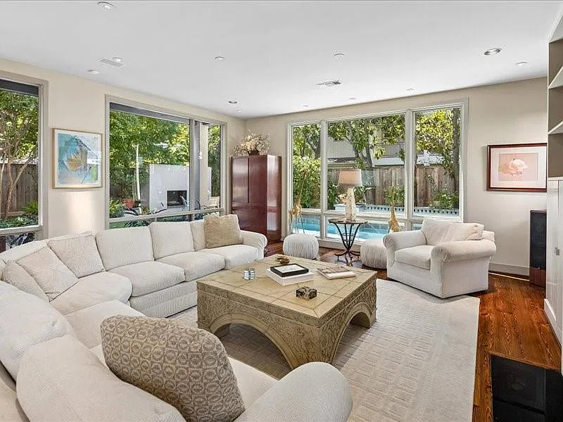3 bed, 3.5 bath, 3938 sqft, $14,500 — Photo 2