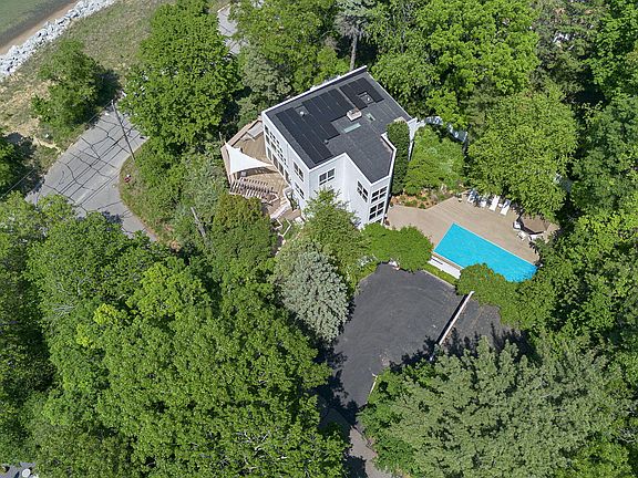 2nd image of 301 E Lake Front Dr
