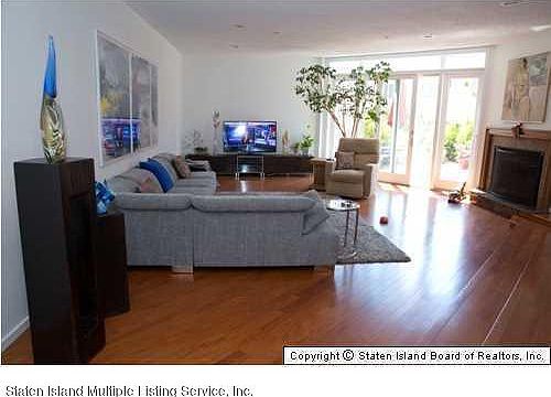 3rd image of 155 Tennyson Dr