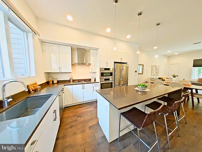 421 Wallace St — Photo 3