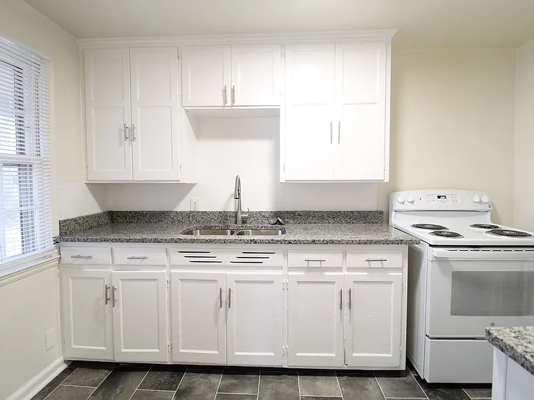 4401 S Parkway Dr — Photo 4