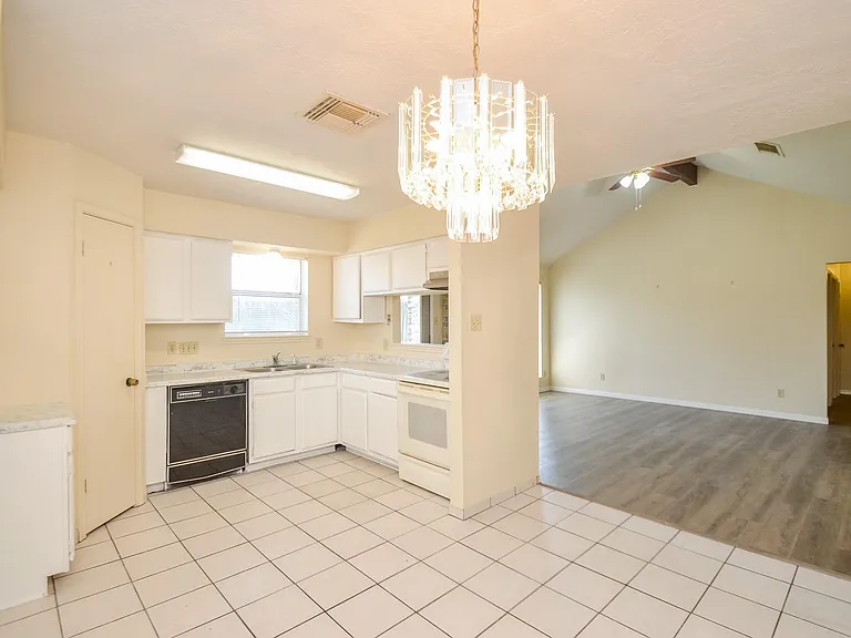 9414 Kingsvalley St — Photo 11
