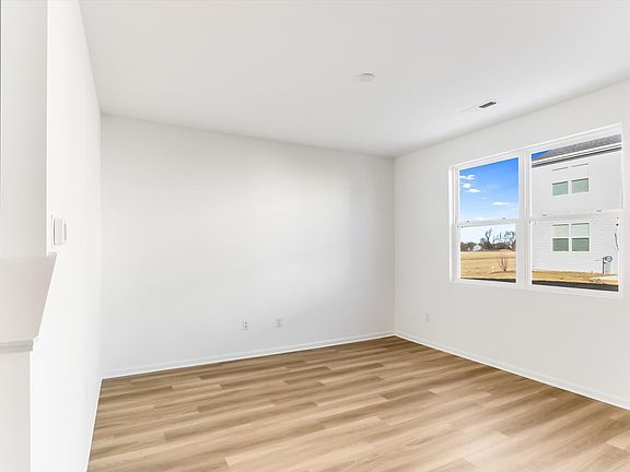 4th image of 204 Kingsport Dr