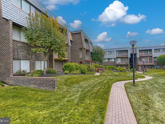 2nd image of 37 Stonehenge Cir APT 10