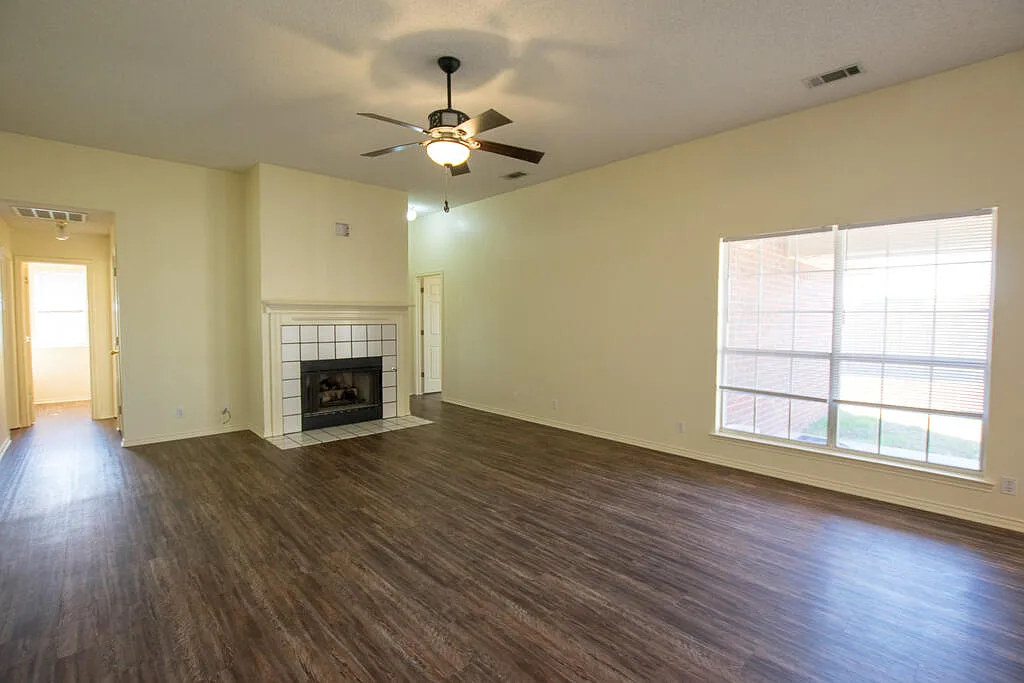 3 bed, 2.0 bath, 1682 sqft, $2,200 — Photo 3