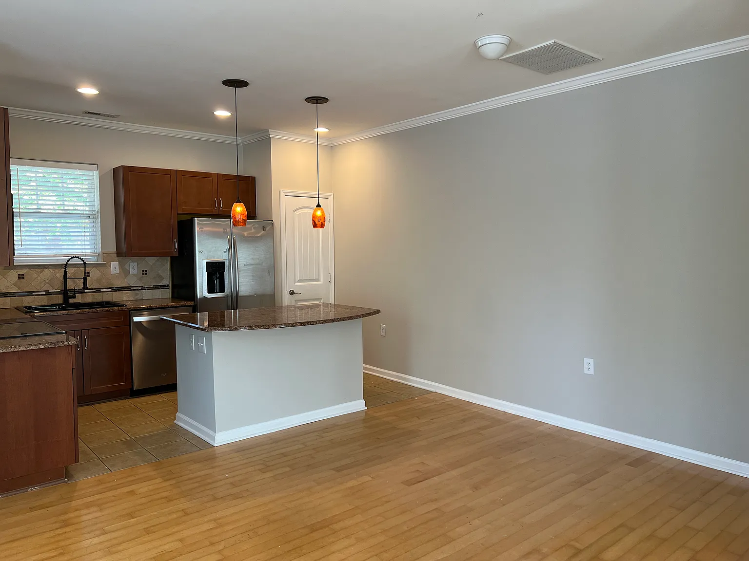3 bed, 2.5 bath, 1600 sqft, $2,250 — Photo 4