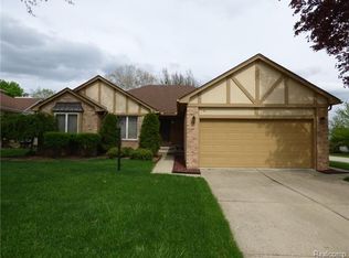10 Sandalwood Ct, Rochester Hills, MI 48307