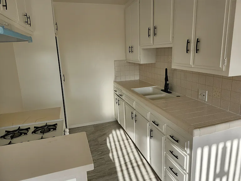1166 Spazier Ave #1 — Photo 7