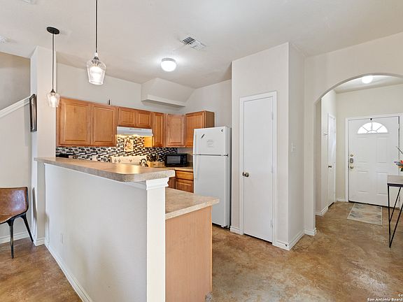 4th image of 7807 Kingsbury Wood