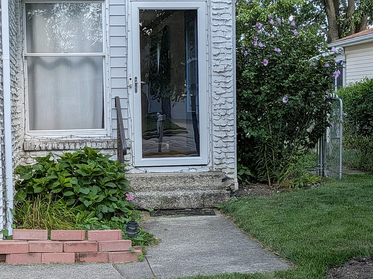 560 Executive Blvd — Photo 2
