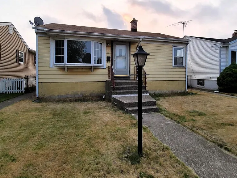 2716 White Oak Ave — Photo 1