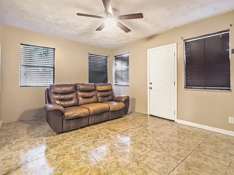 1321 N Hart Blvd — Photo 3