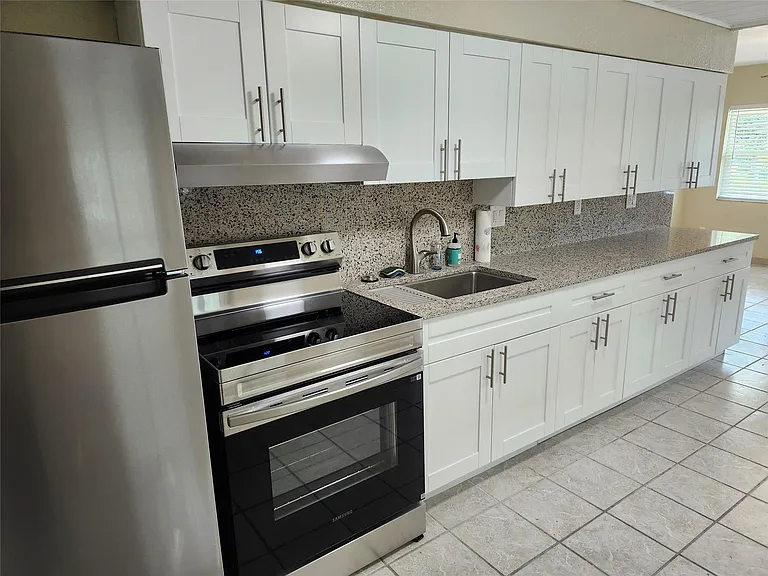 953 NE 34th St — Photo 7