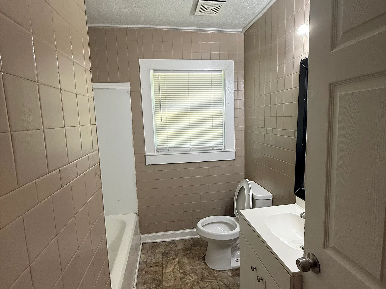 3 bed, $1,200 — Photo 3