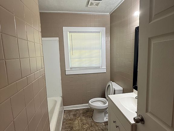 3rd image of 615 Mohawk St