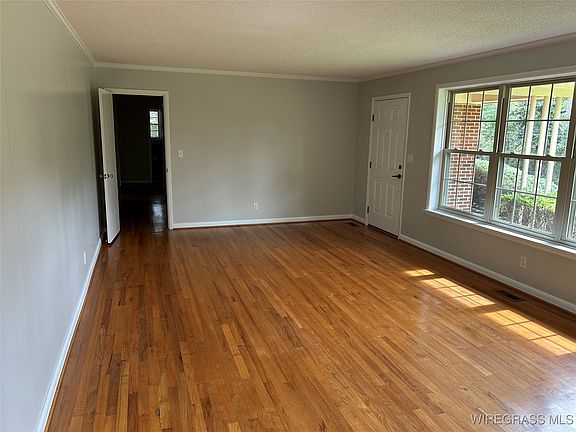 5th image of 204 Holly Hill Rd