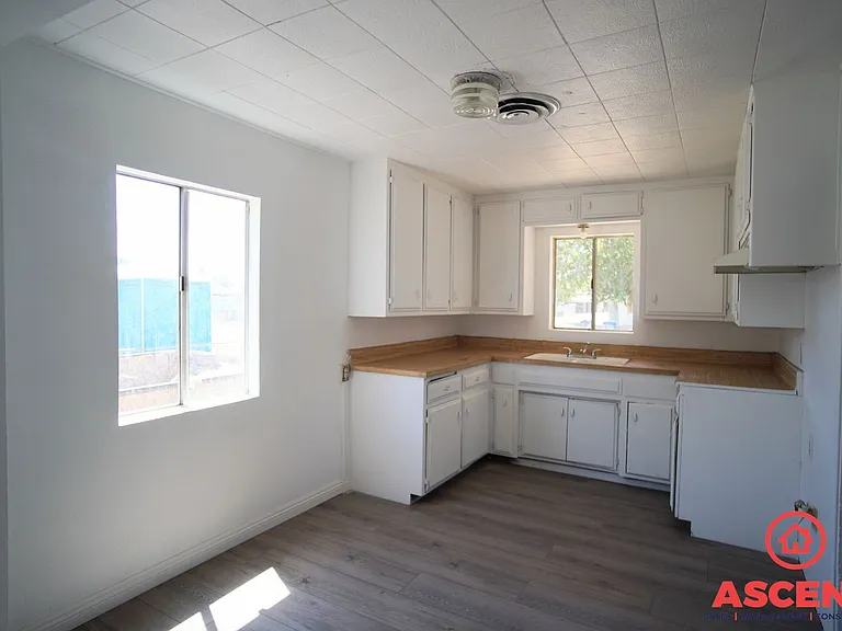 214 E Belle Ave — Photo 6