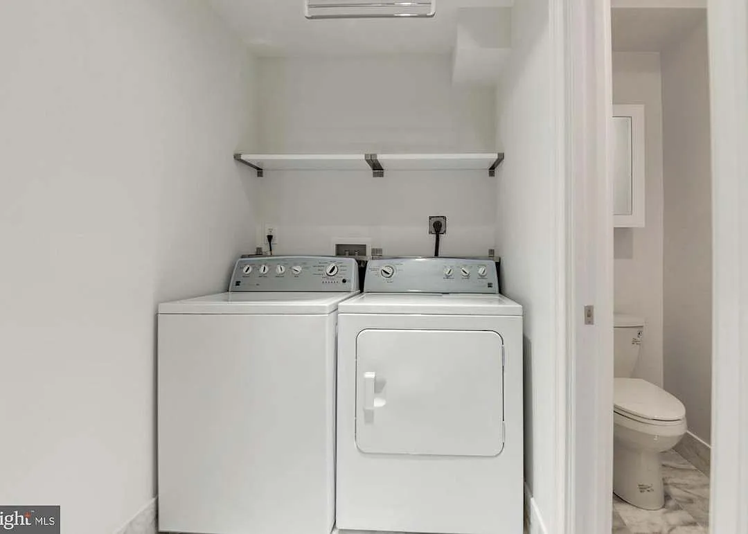 Building Photo - 4600 Kenmore Dr NW #1
