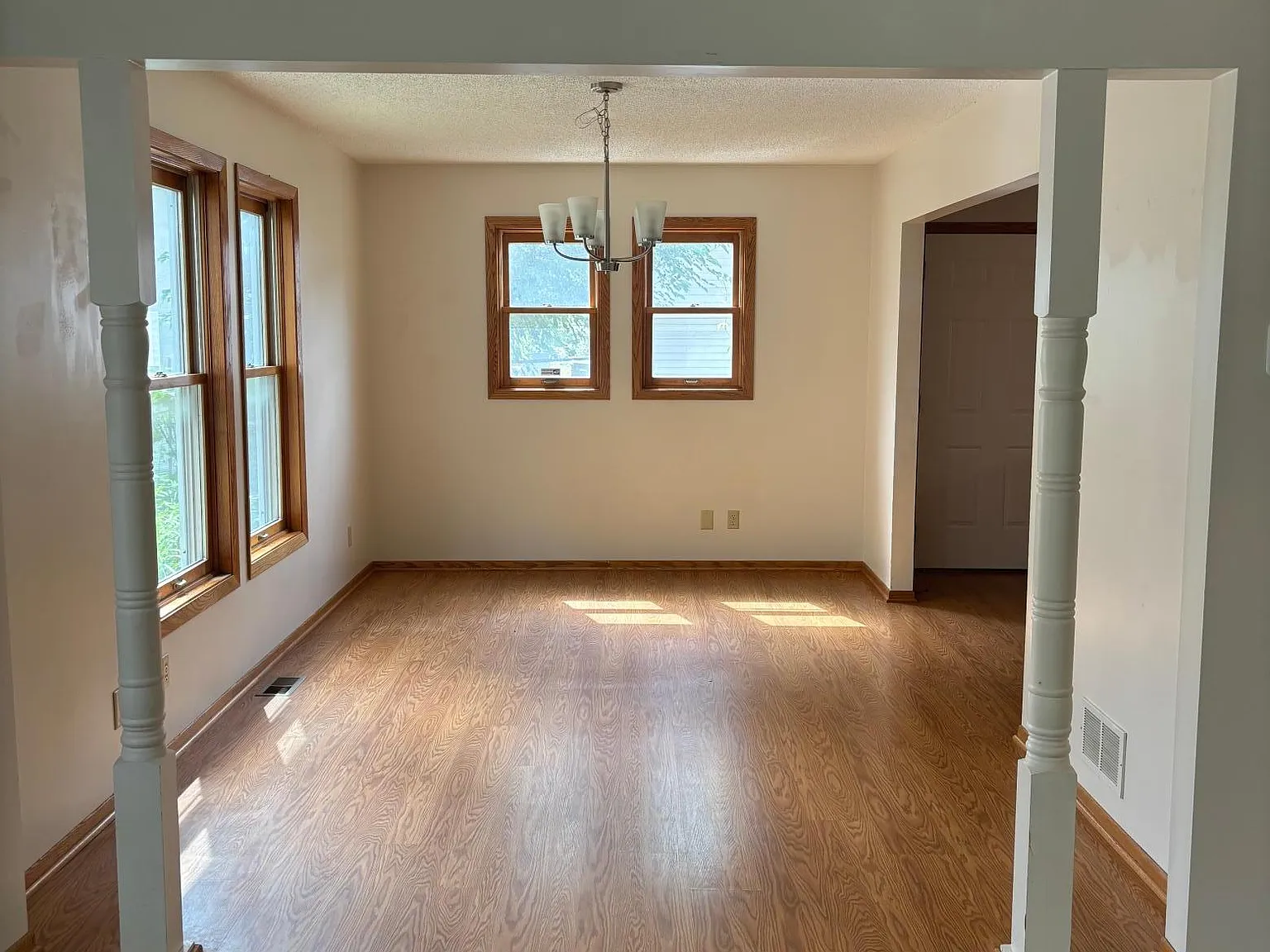 4 bed, 2.5 bath, 2360 sqft, $2,600 — Photo 3