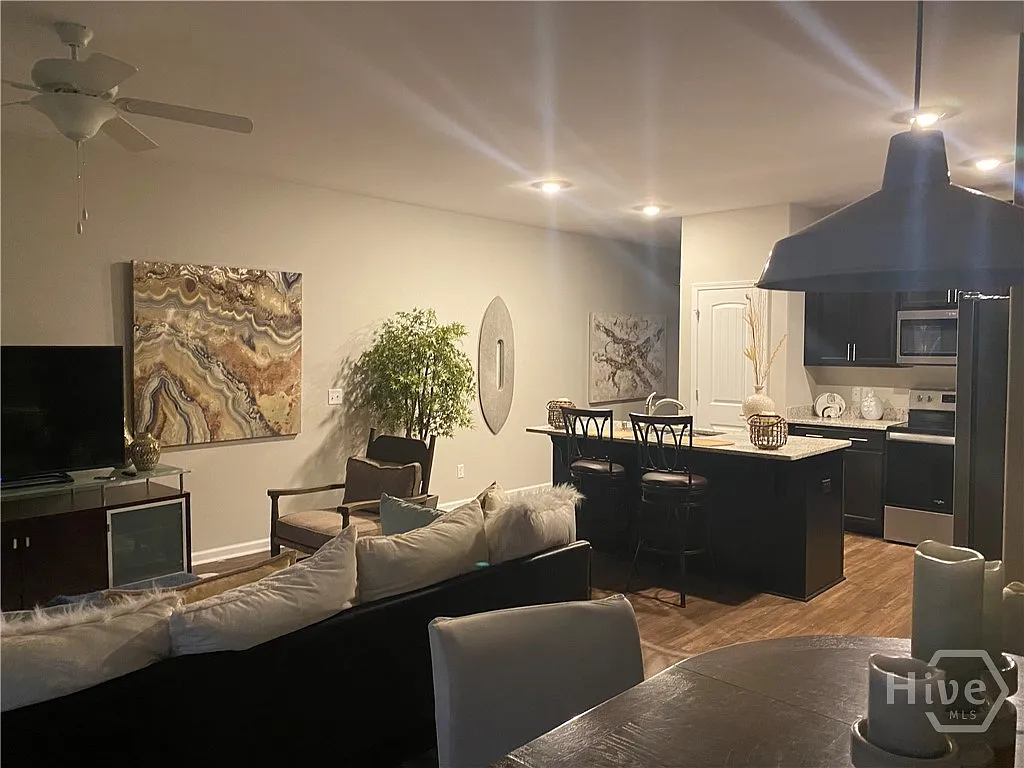 3 bed, 2.5 bath, 1806 sqft, $1,950 — Photo 4